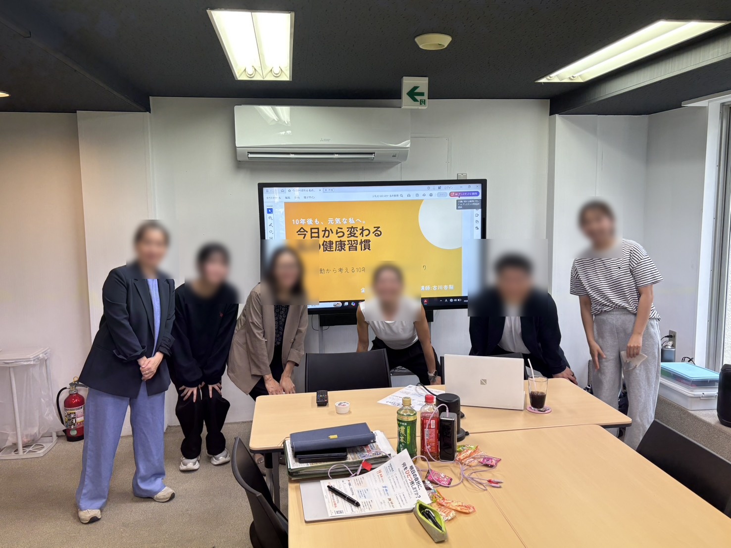大塚ファンド株式会社様の社員の皆様と講師の集合写真（プライバシー保護のため顔にぼかし加工）