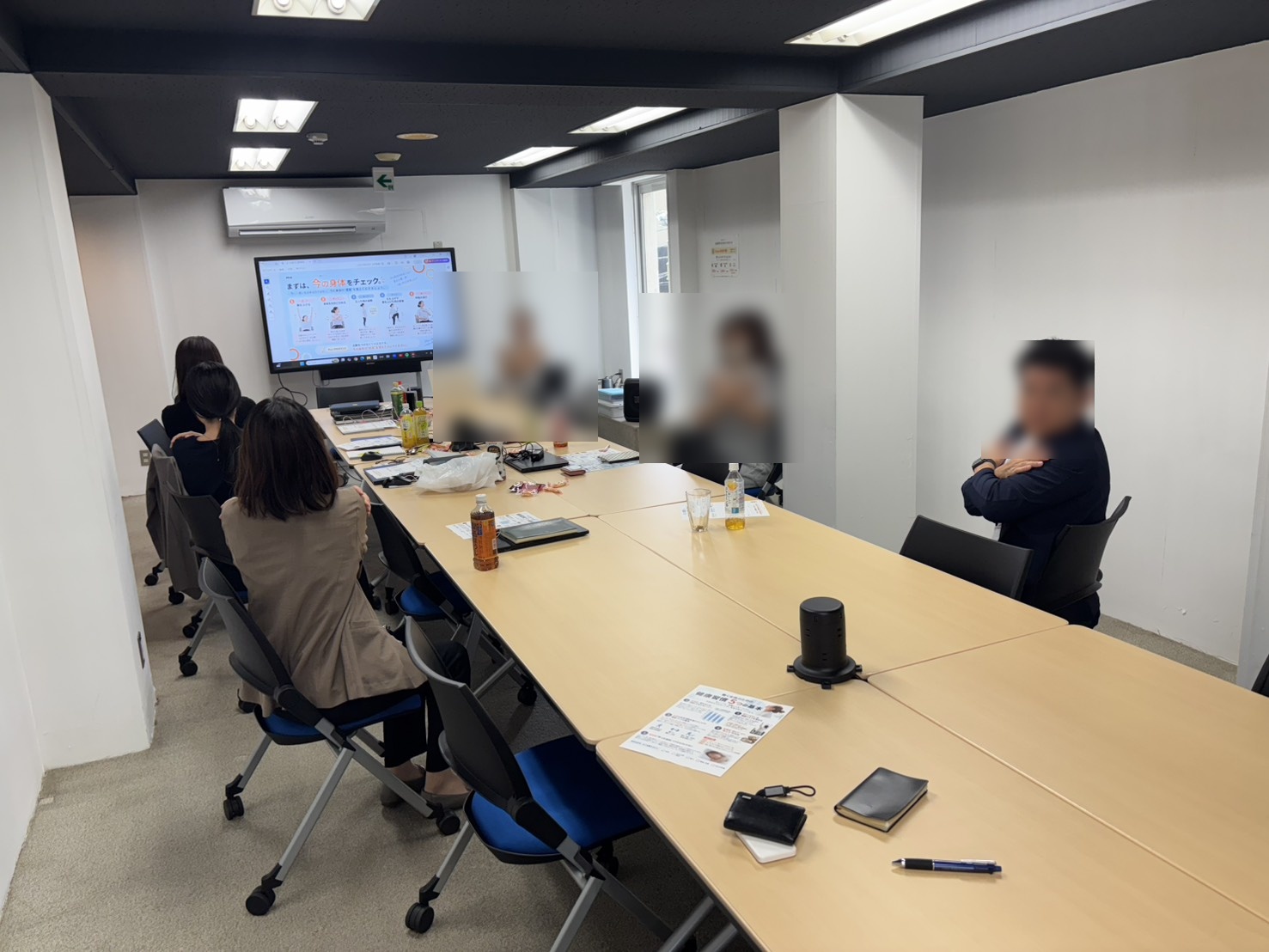 セミナー参加者が自分の呼吸の深さをセルフチェックしている様子（顔にぼかし加工済み）